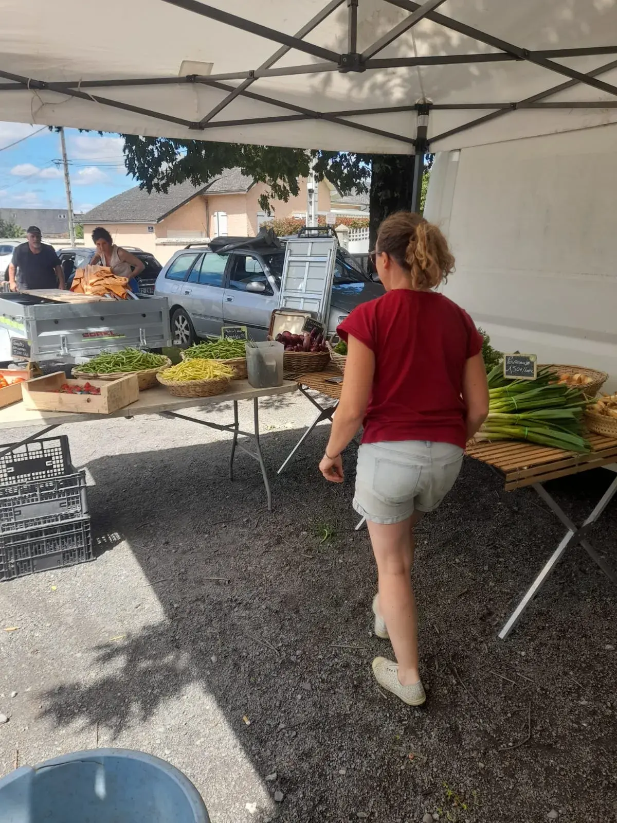 Aude sur son stand de légumes