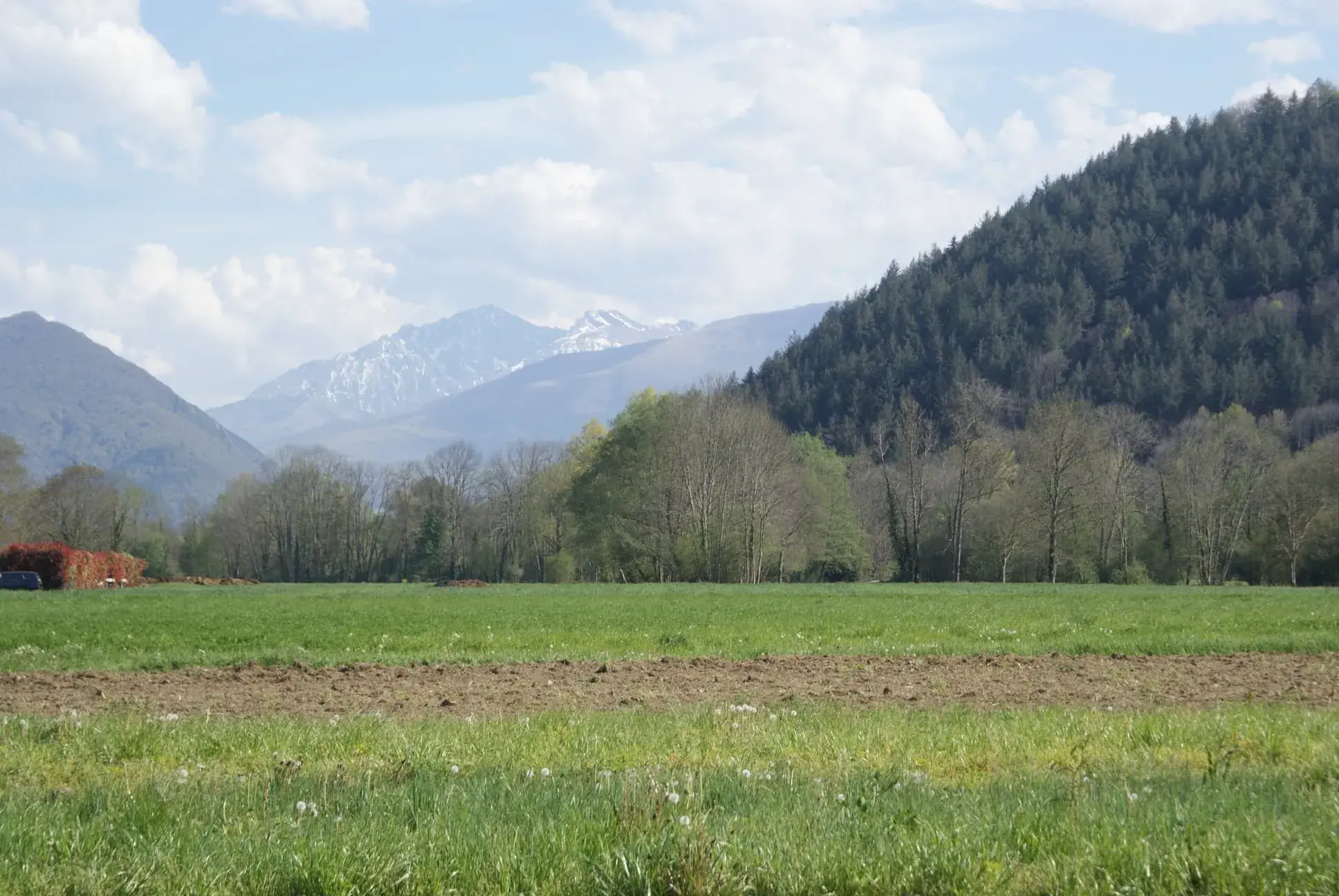 Paysage avec l'Arbizon' en fond